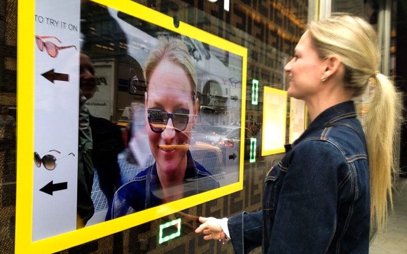 Publicidad interactiva en tienda de lentes
