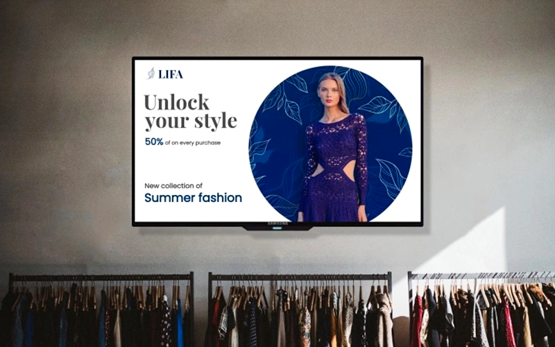 Pantalla con publicidad digital en tienda de ropa